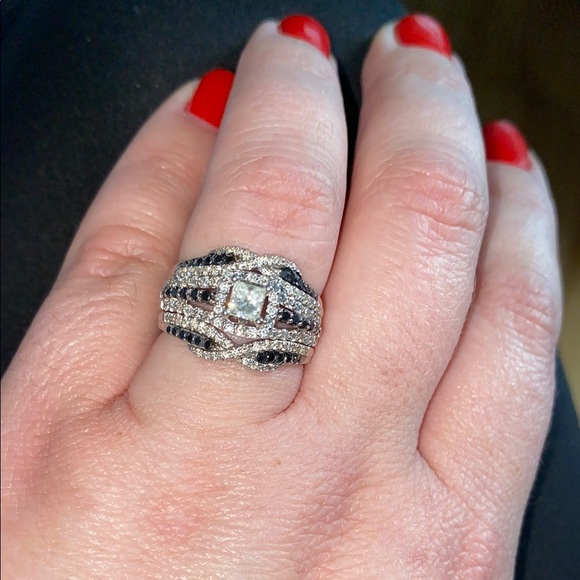 Elegant White Gold White Diamond and Black Diamond Women's Wedding Ring Set - Picture 5 of 10